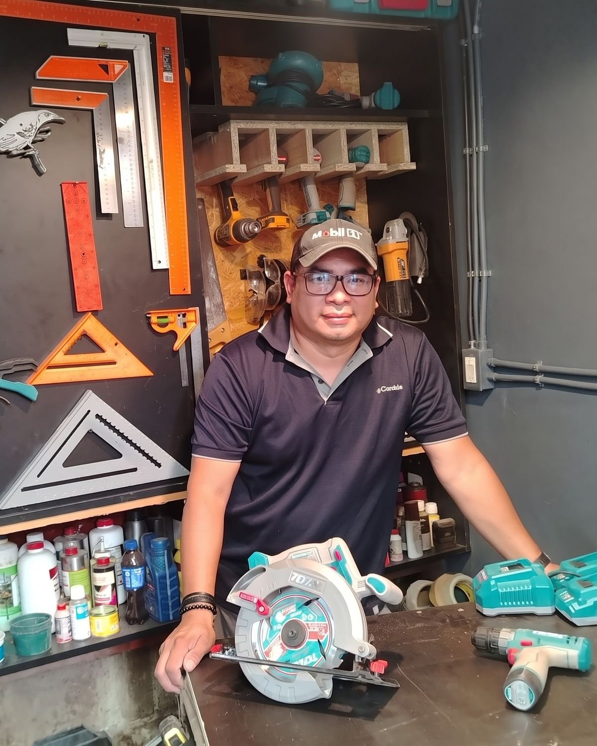 Álvaro Vado Novoa, socio fundador de Vetta Studio, armando un mueble a la medida en el taller